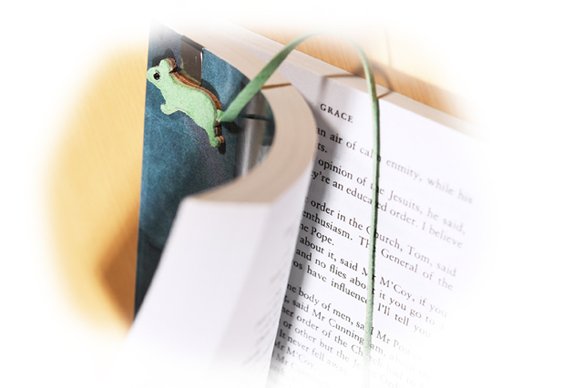 読みかけの本も、今日の予定も、しっぽでしっかりマークします。