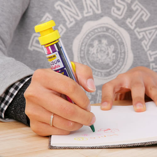 クレヨン８色が１本に収まったユニークなアイテム。