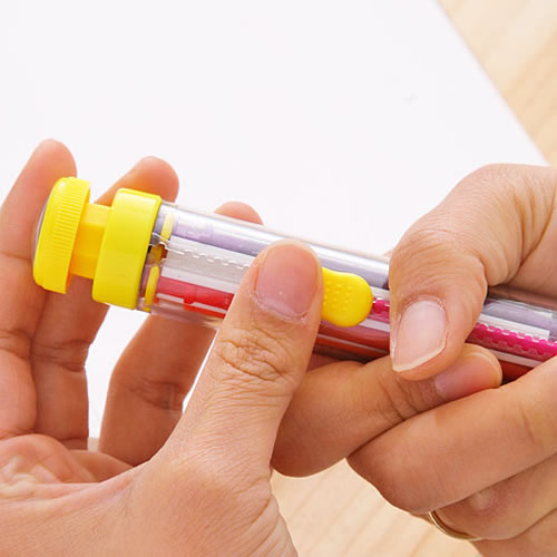 クレヨン８色が１本に収まったユニークなアイテム。