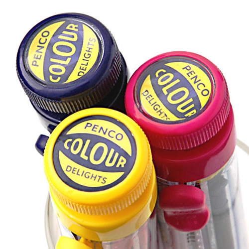 クレヨン８色が１本に収まったユニークなアイテム。