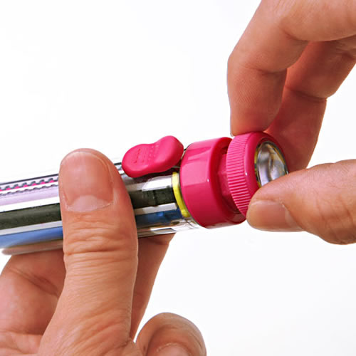 クレヨン８色が１本に収まったユニークなアイテム。