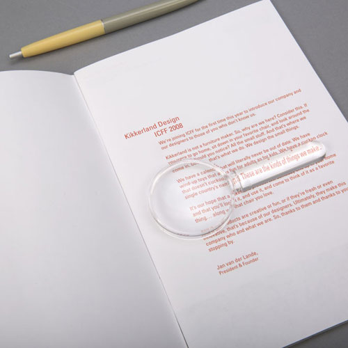 レンズとハンドル部分で倍率が変わる拡大鏡。