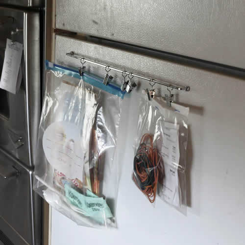 ポストカードや写真、精算を忘れちゃいけないレシートなど、メモに限らず色々なものを吊るして下さい。