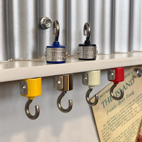 頑固な強力マグネットに、タフなデザインのプレートを配したフック。