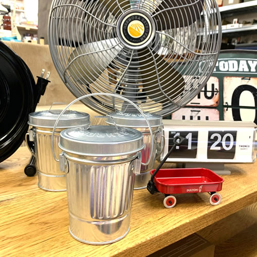 ミニゴミ箱はどんなオフィスにもおしゃれで懐かしい印象を与えます。