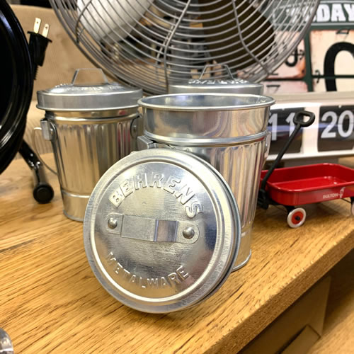 ミニゴミ箱はどんなオフィスにもおしゃれで懐かしい印象を与えます。