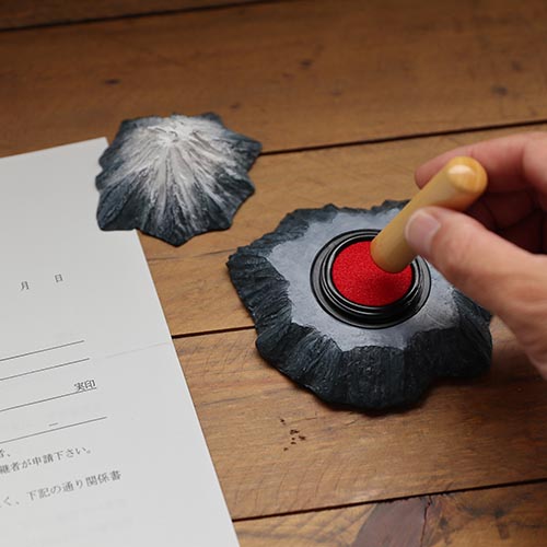 休火山がいつか目覚めるマグマのようなイメージの朱肉がセットされたスタンプパッドです。
