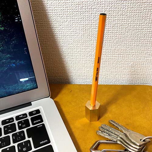 真鍮削り出しのボールペンスタンド。