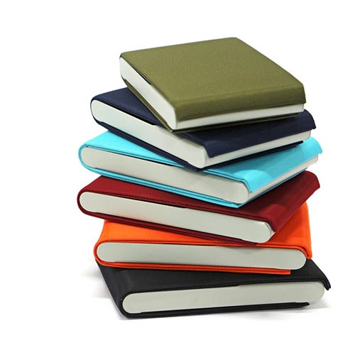 ナイロンとマット塗装されたメタルを組み合わせたカードケース。