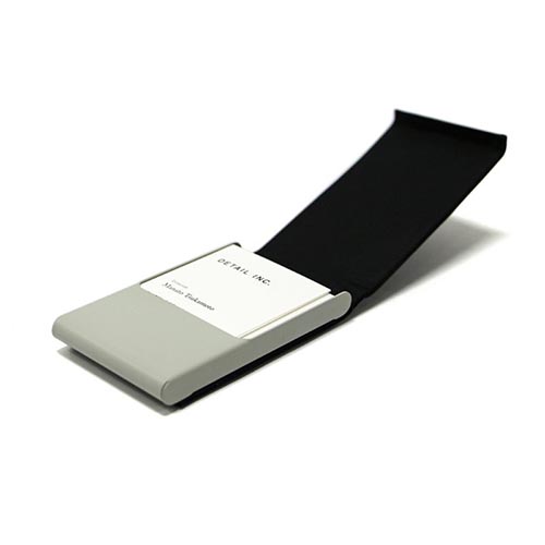 ナイロンとマット塗装されたメタルを組み合わせたカードケース。