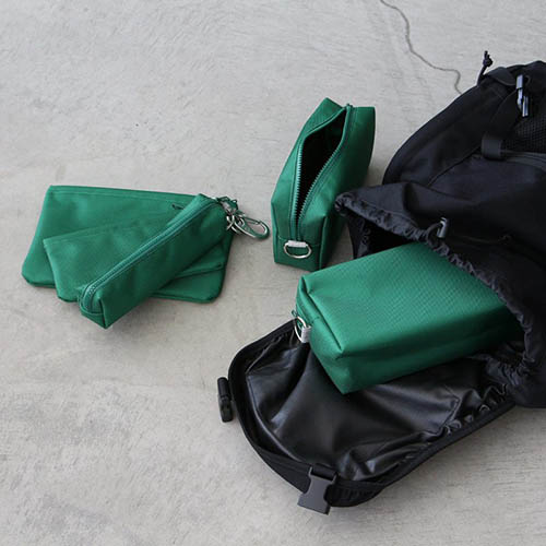 耐久性に優れた1686dポリエステルを使用したソリッドポーチ。