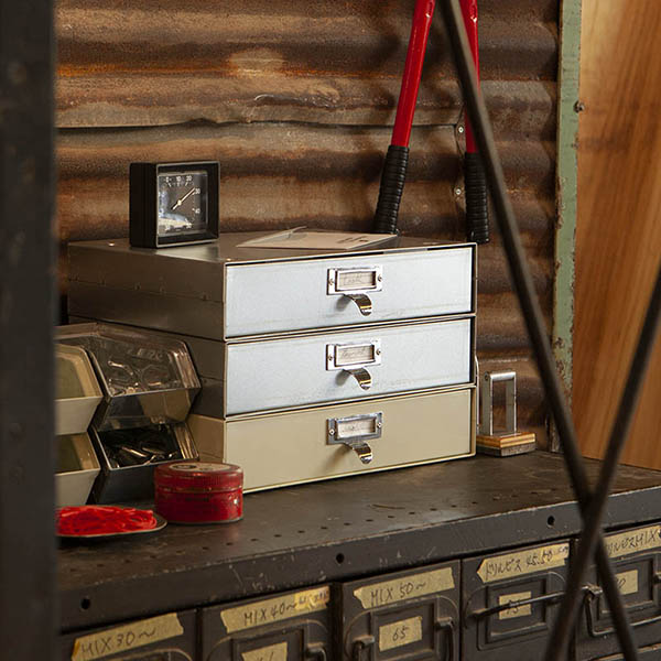 どっしりとした重量感のあるスチール製卓上ドロワー。_