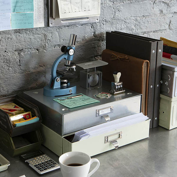 どっしりとした重量感のあるスチール製卓上ドロワー。_