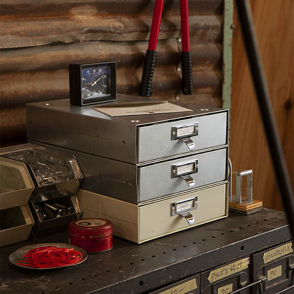 どっしりとした重量感のあるスチール製卓上ドロワー。_