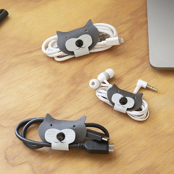 ケーブルを綺麗に整頓してくれるキャットケーブルホルダー。