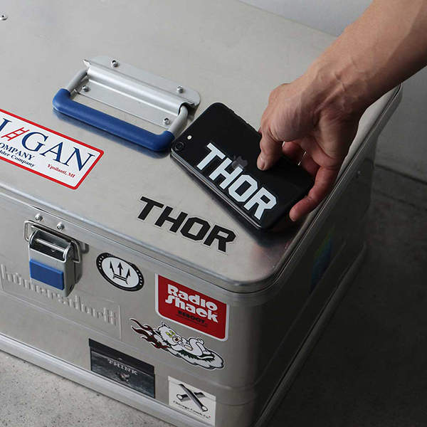 耐水素材のTHORロゴステッカー、