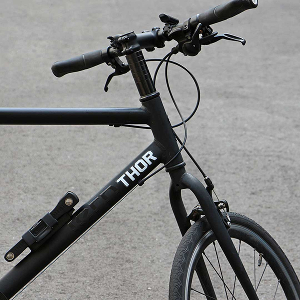 耐水素材のTHORロゴステッカー、