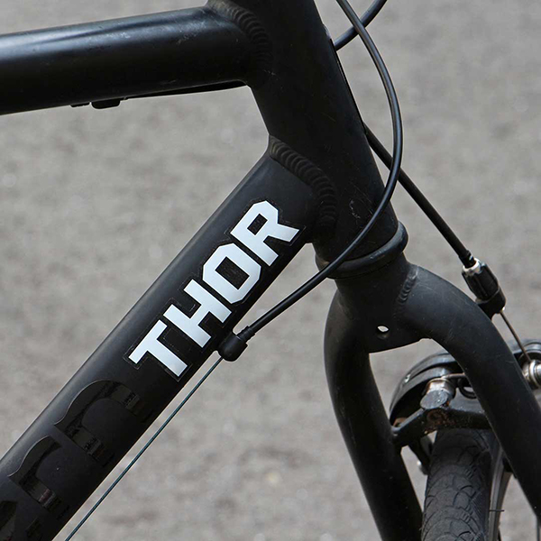 耐水素材のTHORロゴステッカー、