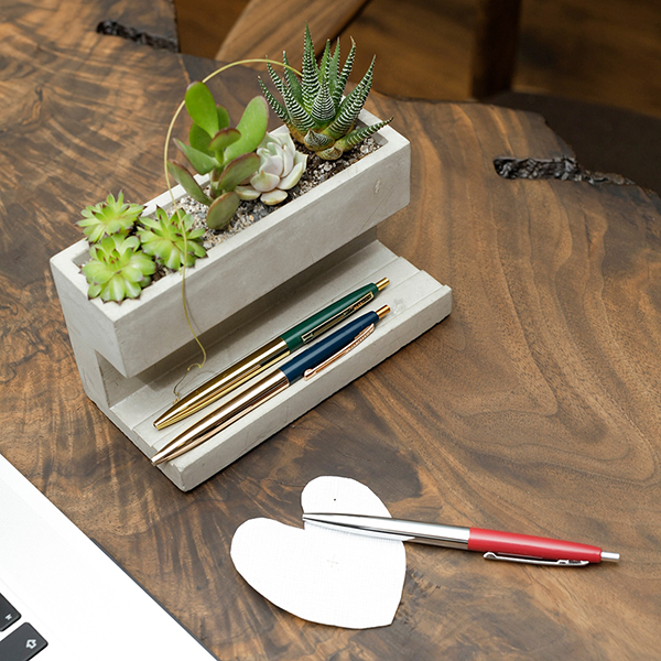 サボテンに最適なコンクリート製のデスクトッププランター。