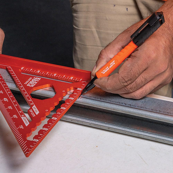 高品質の工業用インクを使用した油性マーカー。