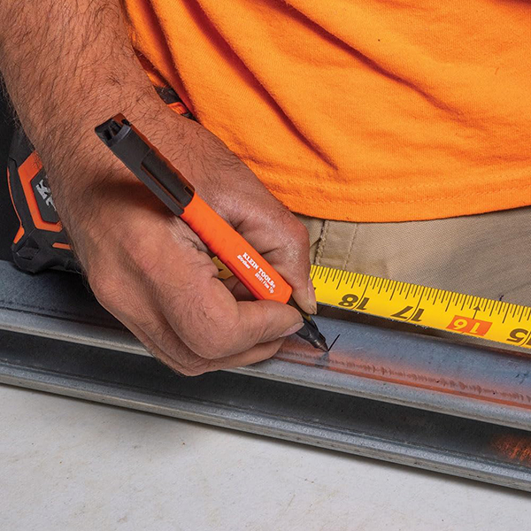 高品質の工業用インクを使用した油性マーカー。