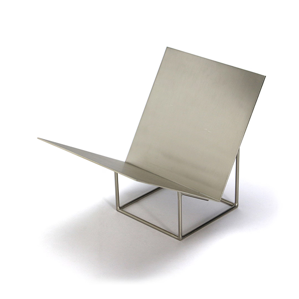 プレートとフレームを組み合わせた、本を飾るミニマルなブックスタンド。