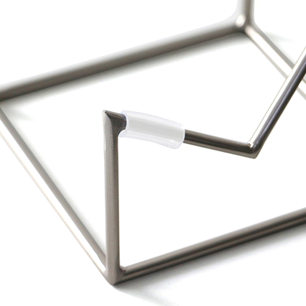 プレートとフレームを組み合わせた、本を飾るミニマルなブックスタンド。