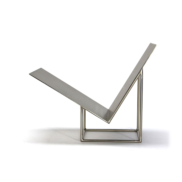 プレートとフレームを組み合わせた、本を飾るミニマルなブックスタンド。