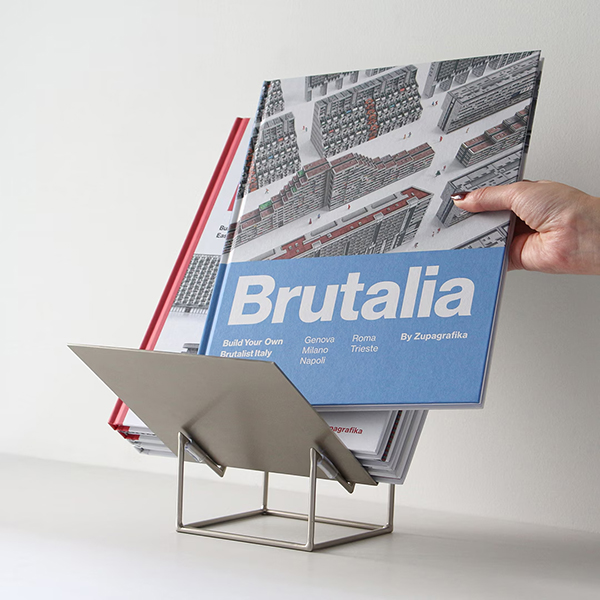 プレートとフレームを組み合わせた、本を飾るミニマルなブックスタンド。