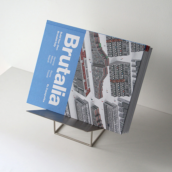 プレートとフレームを組み合わせた、本を飾るミニマルなブックスタンド。