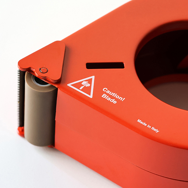 イタリアで1950年創業の老舗メーカー FMPACK が手がける、スチール製テープディスペンサー。