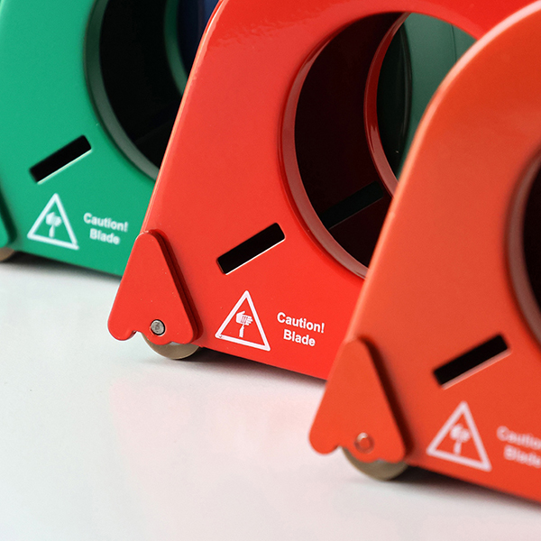 イタリアで1950年創業の老舗メーカー FMPACK が手がける、スチール製テープディスペンサー。