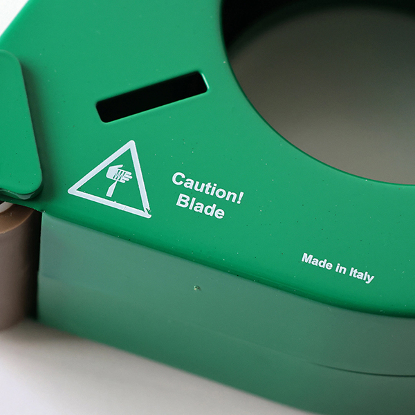 イタリアで1950年創業の老舗メーカー FMPACK が手がける、スチール製テープディスペンサー。