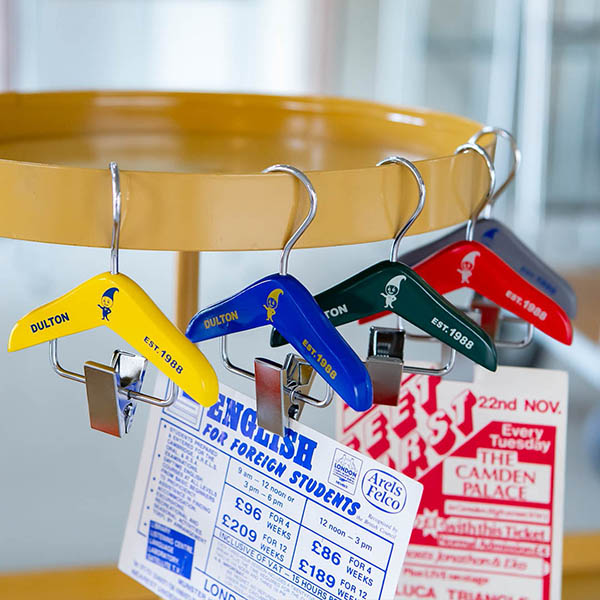 遊び心が詰まった、手のひらサイズの木製ハンガー。