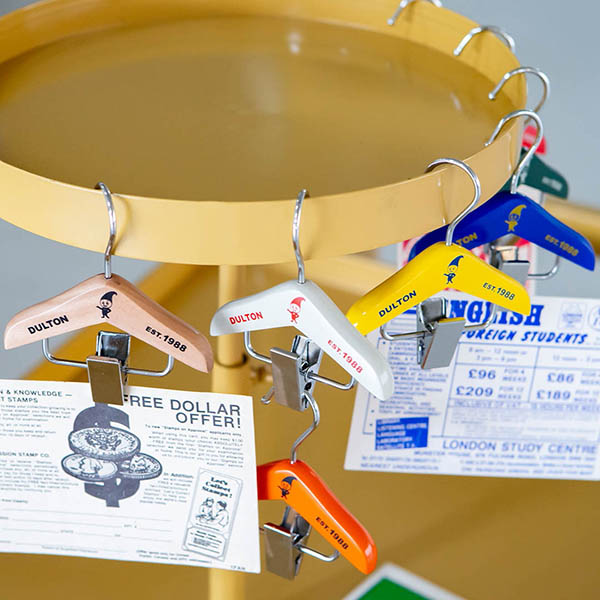 遊び心が詰まった、手のひらサイズの木製ハンガー。