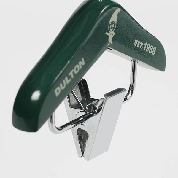 遊び心が詰まった、手のひらサイズの木製ハンガー。