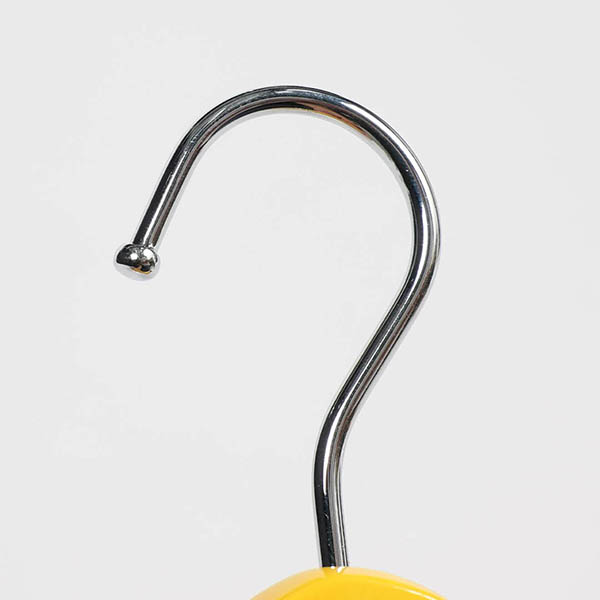 遊び心が詰まった、手のひらサイズの木製ハンガー。