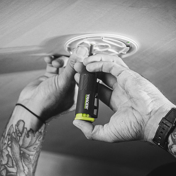 プッシュするだけで最長100mmの深さまでマーキングが可能なスプレー式ディープホールマーキングツール。