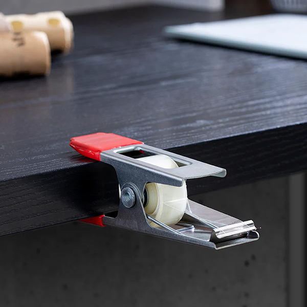 ファクトリーな雰囲気たっぷりのデザイン性の高いテープホルダー