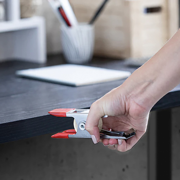 ファクトリーな雰囲気たっぷりのデザイン性の高いテープホルダー