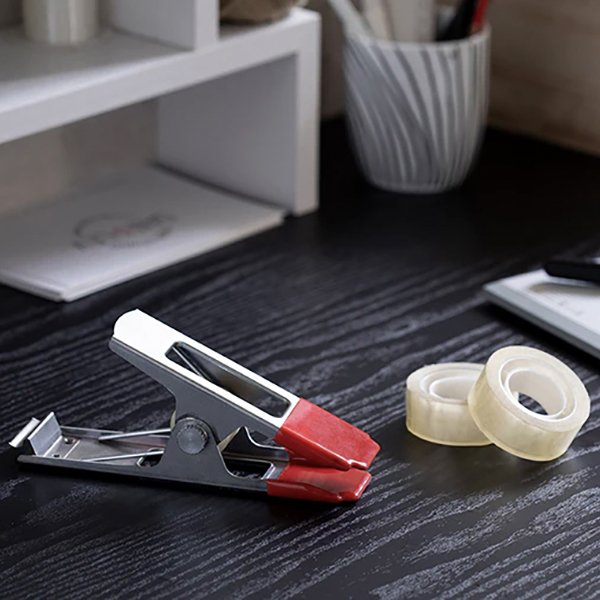 ファクトリーな雰囲気たっぷりのデザイン性の高いテープホルダー