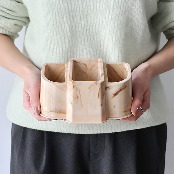 高品質なABSプラスチックを採用し、高い耐久性と長寿命を実現したデスクオーガナイザー。