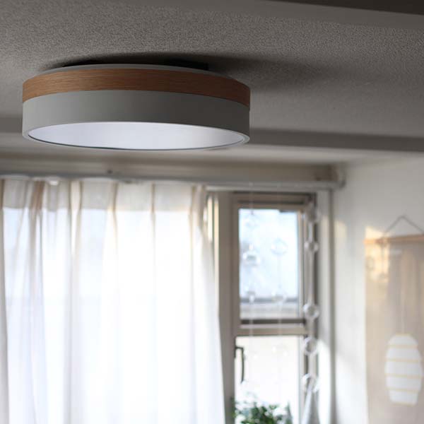 北欧カラーに天然木を組み合わせた、広い空間を照らすLED内臓型シーリングライト。