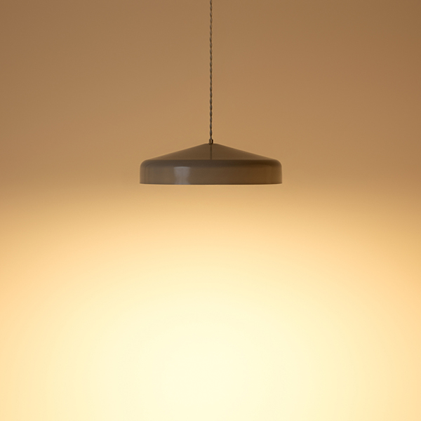 シルエットにこだわったペンダントライト。