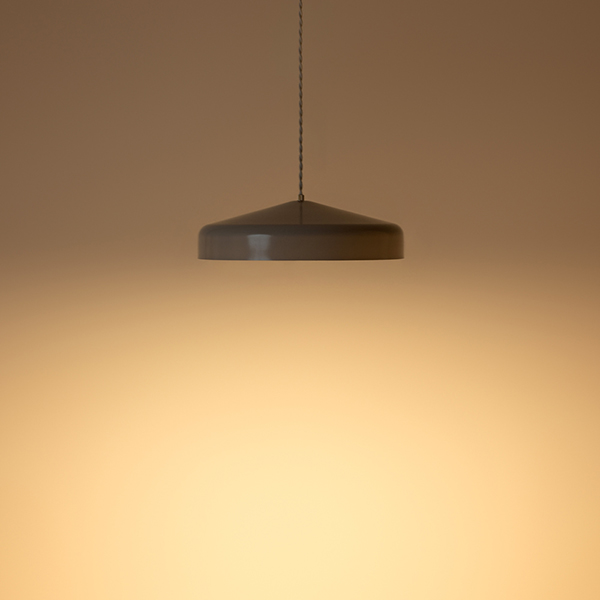 シルエットにこだわったペンダントライト。