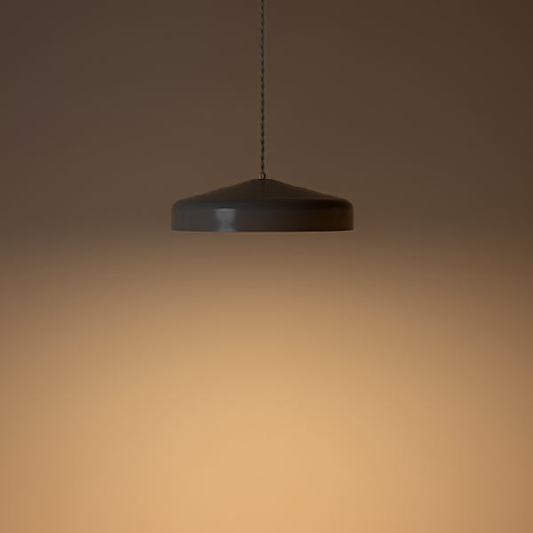シルエットにこだわったペンダントライト。