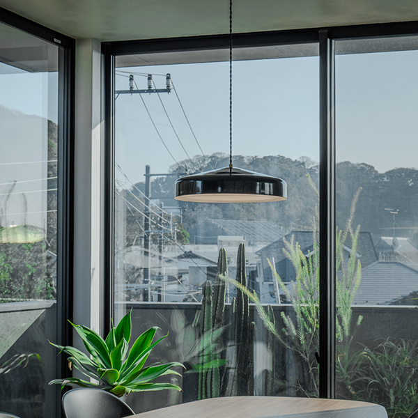 シルエットにこだわったペンダントライト。