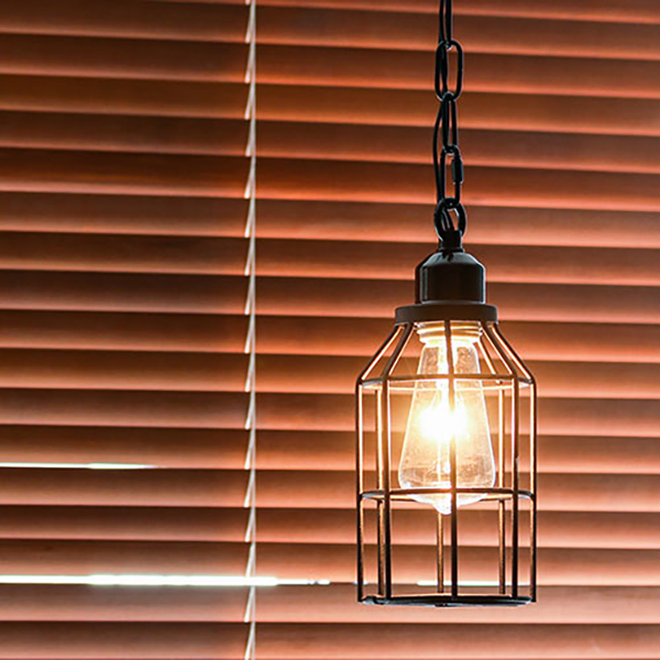 インダストリアルな雰囲気のシンプルなワイヤーシェード。