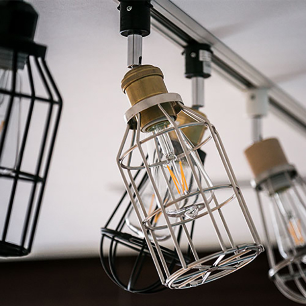 インダストリアルな雰囲気のシンプルなワイヤーシェード。