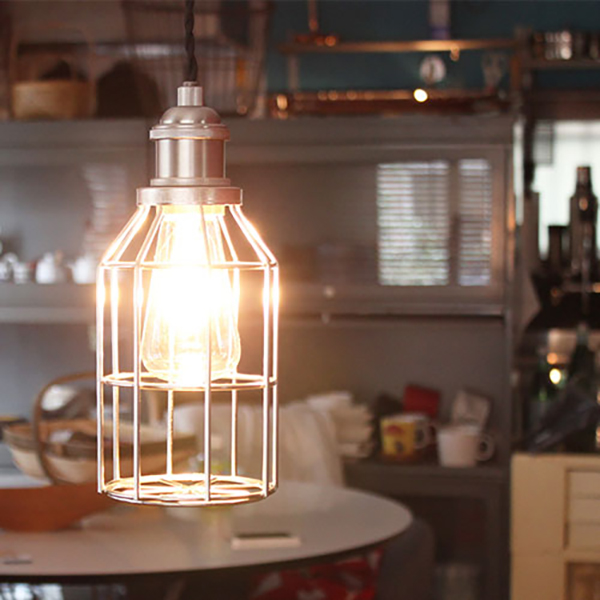 インダストリアルな雰囲気のシンプルなワイヤーシェード。